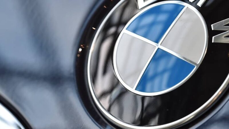 Kriminalität in Wermelskirchen: Unbekannte stehlen BMW von Außengelände eines Autohandels