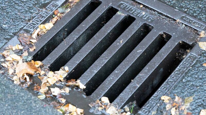 Arbeiten für drei Wochen: Straßenabläufe in Jüchen werden gereinigt