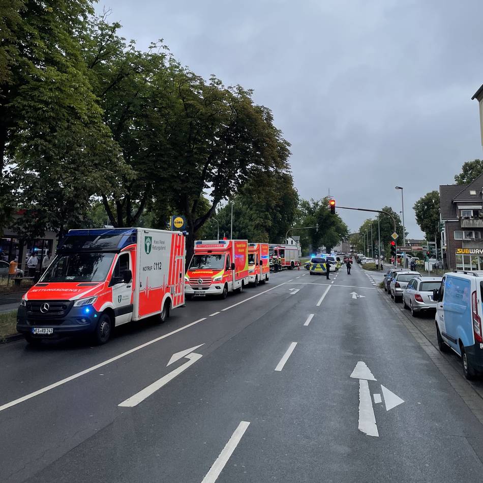 Dinslakener Innenstadt: Mehrere Menschen bei Verkehrsunfall leicht verletzt