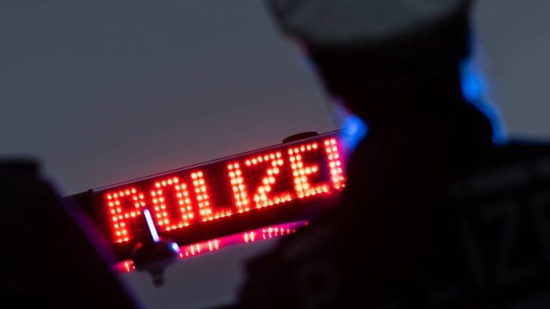Diebstahl auf A57-Parkplatz bei Alpen: Täter schlitzen Lastwagen-Plane auf und stehlen Musikboxen
