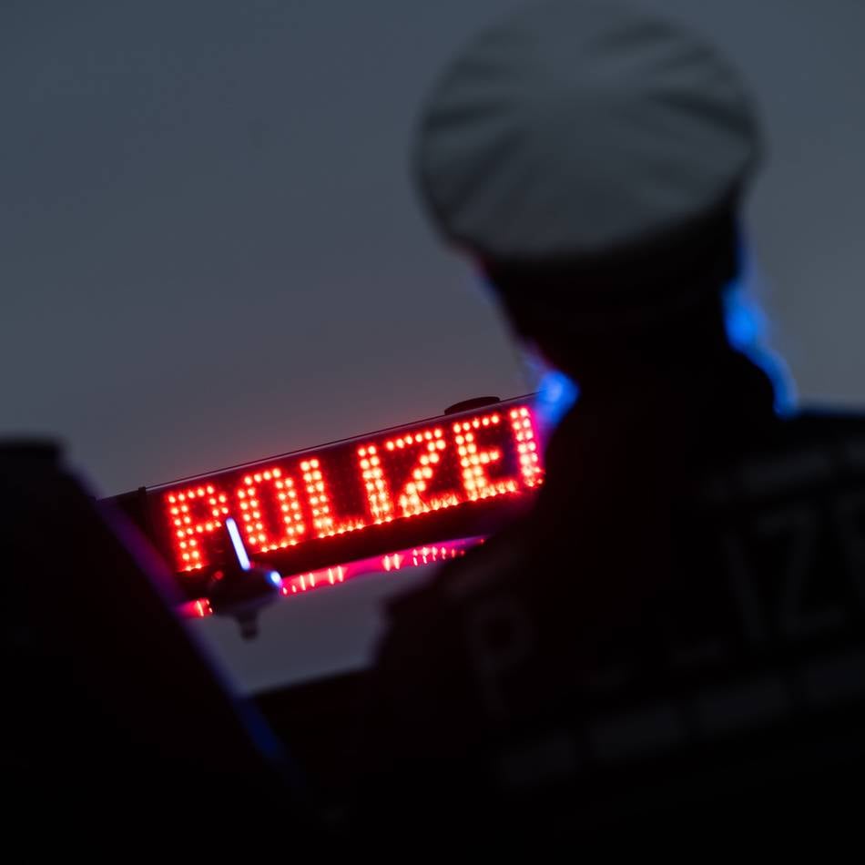 Diebstahl auf A57-Parkplatz bei Alpen: Täter schlitzen Lastwagen-Plane auf und stehlen Musikboxen