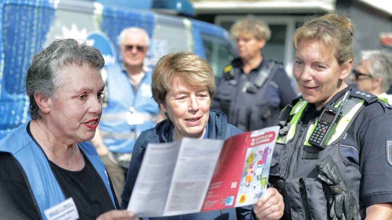 Infostand in Mettmann: Polizei informiert Senioren über Betrugsmaschen
