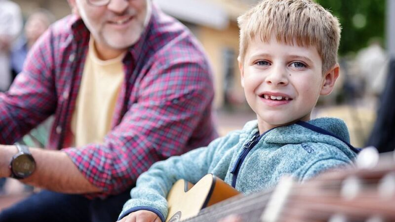 Aktion in der Hildener Fußgängerzone: Kinder und Jugendliche musizieren für die Urlaubskasse