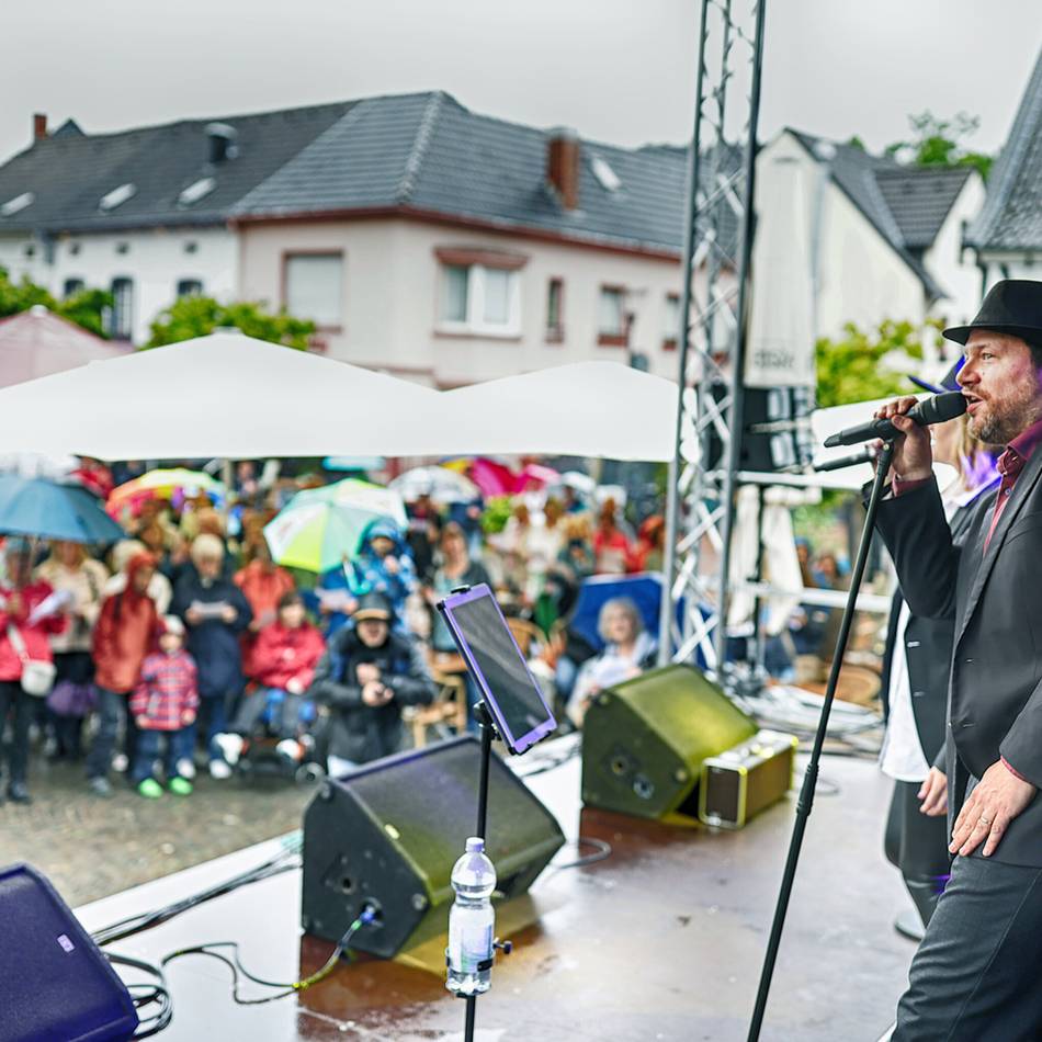 Drittes Hildener Bürgerfestival: Hilden trotzt dem Regen – gut 250 Bürger singen auf dem Alten Markt