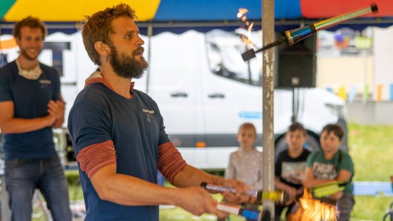 Zikusnachmittag in West: Spiel, Spaß und Magie auf dem Berliner Platz