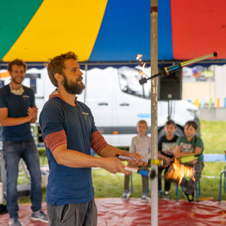 Zikusnachmittag in West: Spiel, Spaß und Magie auf dem Berliner Platz