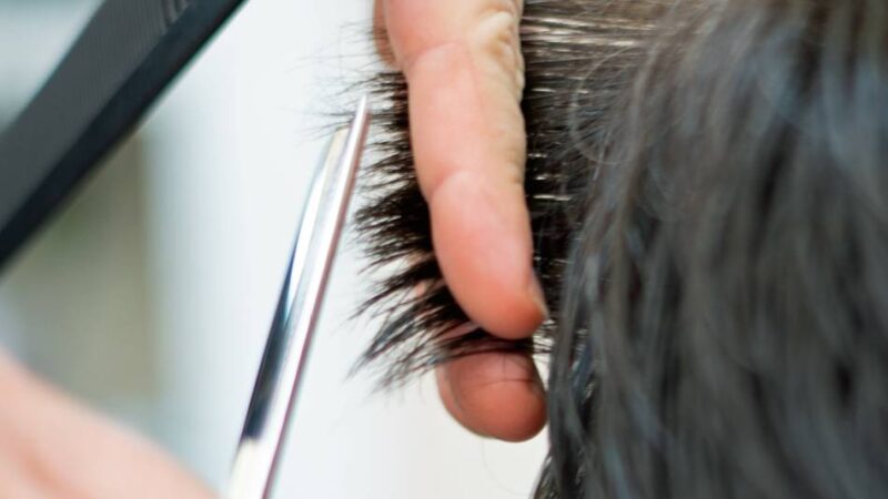 Spendenaktion bei Seitenscheitel in Rheinberg: Friseurin unterstützt „Frauen helfen Frauen“