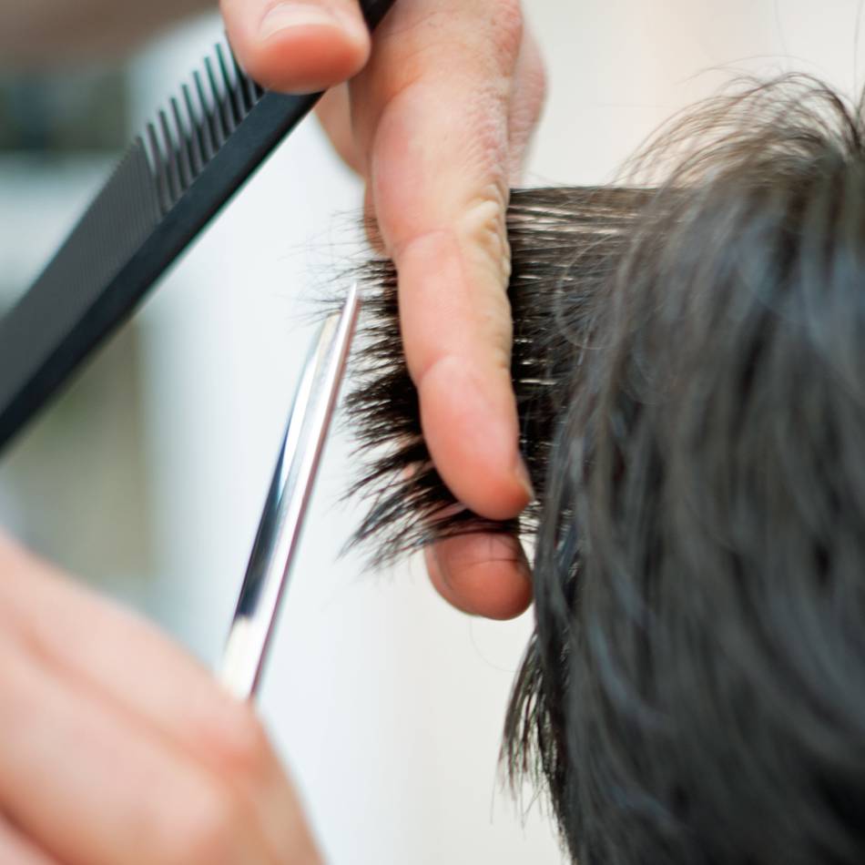 Spendenaktion bei Seitenscheitel in Rheinberg: Friseurin unterstützt „Frauen helfen Frauen“