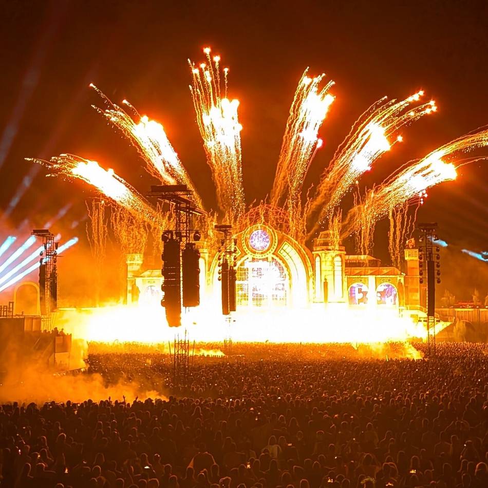 Tolle Show auf der Mainstage: Feuerwerk mit Lasershow begeistert die Fans bei Parookaville
