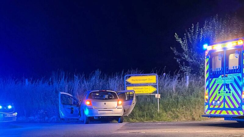In Hückeswagen-Mickenhagen in Straßengraben gefahren: Drei Verletzte bei Unfall von Fahranfänger