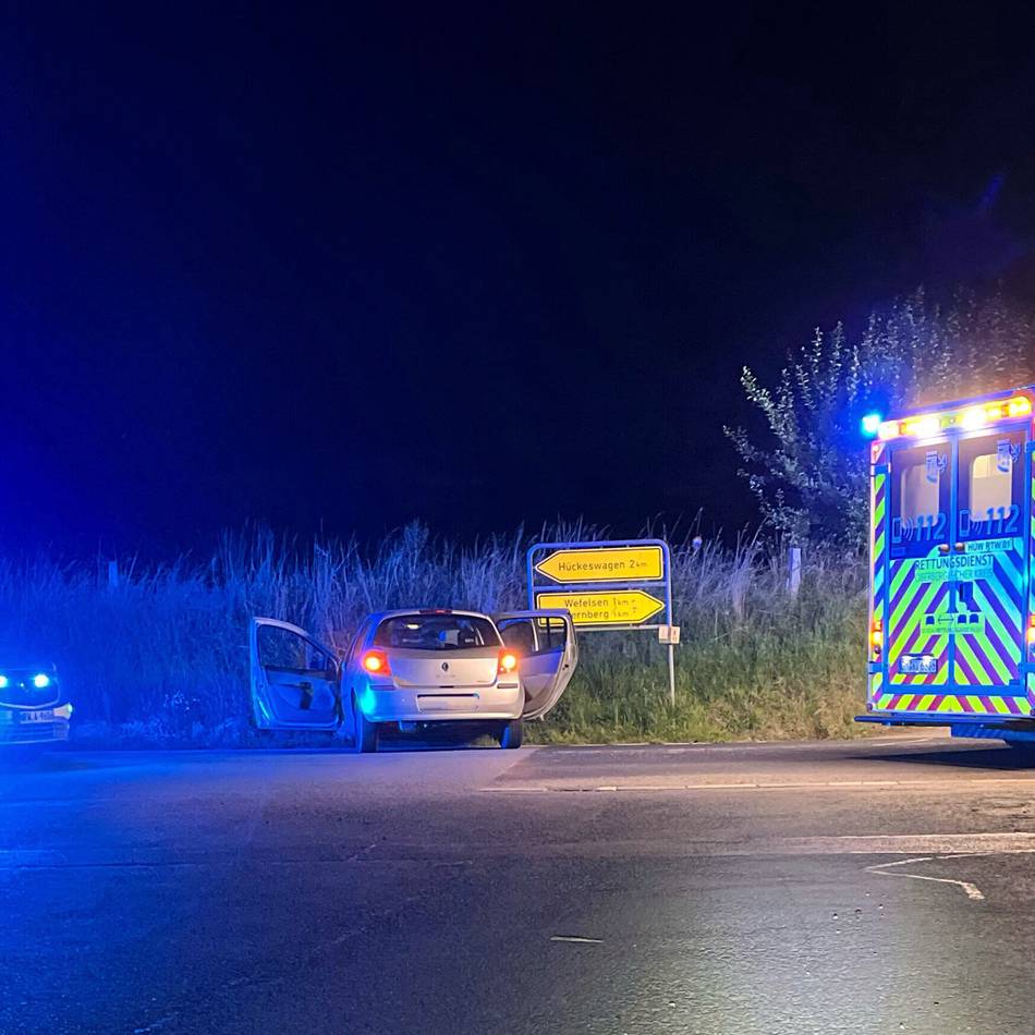 In Hückeswagen-Mickenhagen in Straßengraben gefahren: Drei Verletzte bei Unfall von Fahranfänger