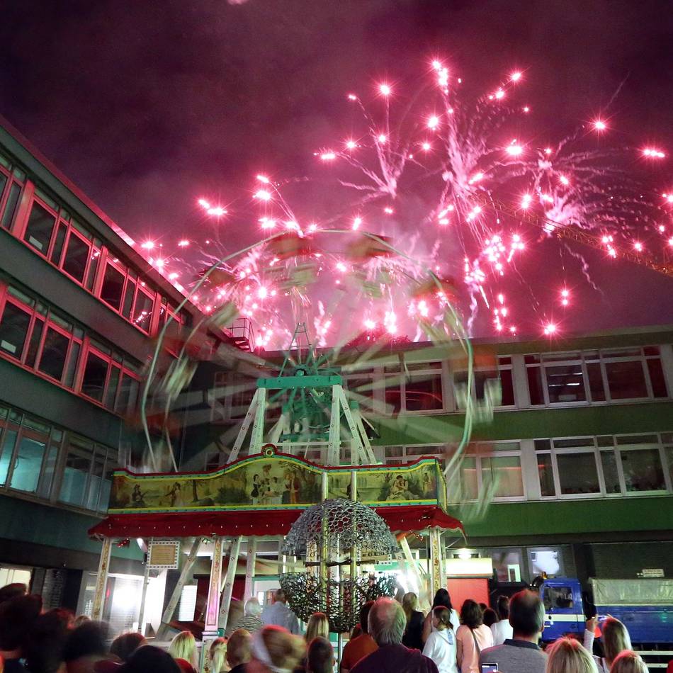 Gefahr durch Querschläger auch in Leverkusen?: Feuerwerk im geschützten Raum
