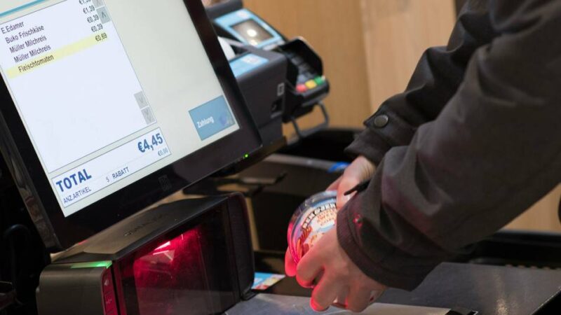 Kameras, Detektive und Kassenbon-Checkout: So sicher sind Selbstbedienungs-Kassen in Neuss