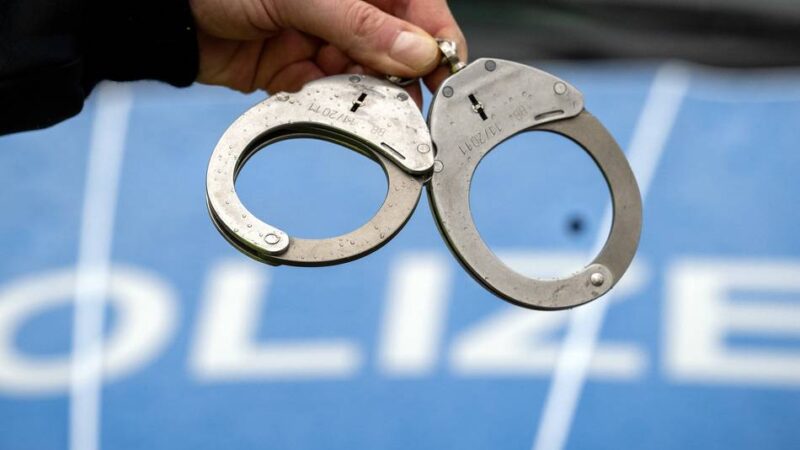 Täter flüchten mit Cupra: Unbekannte brechen in Supermarkt in Sonsbeck ein