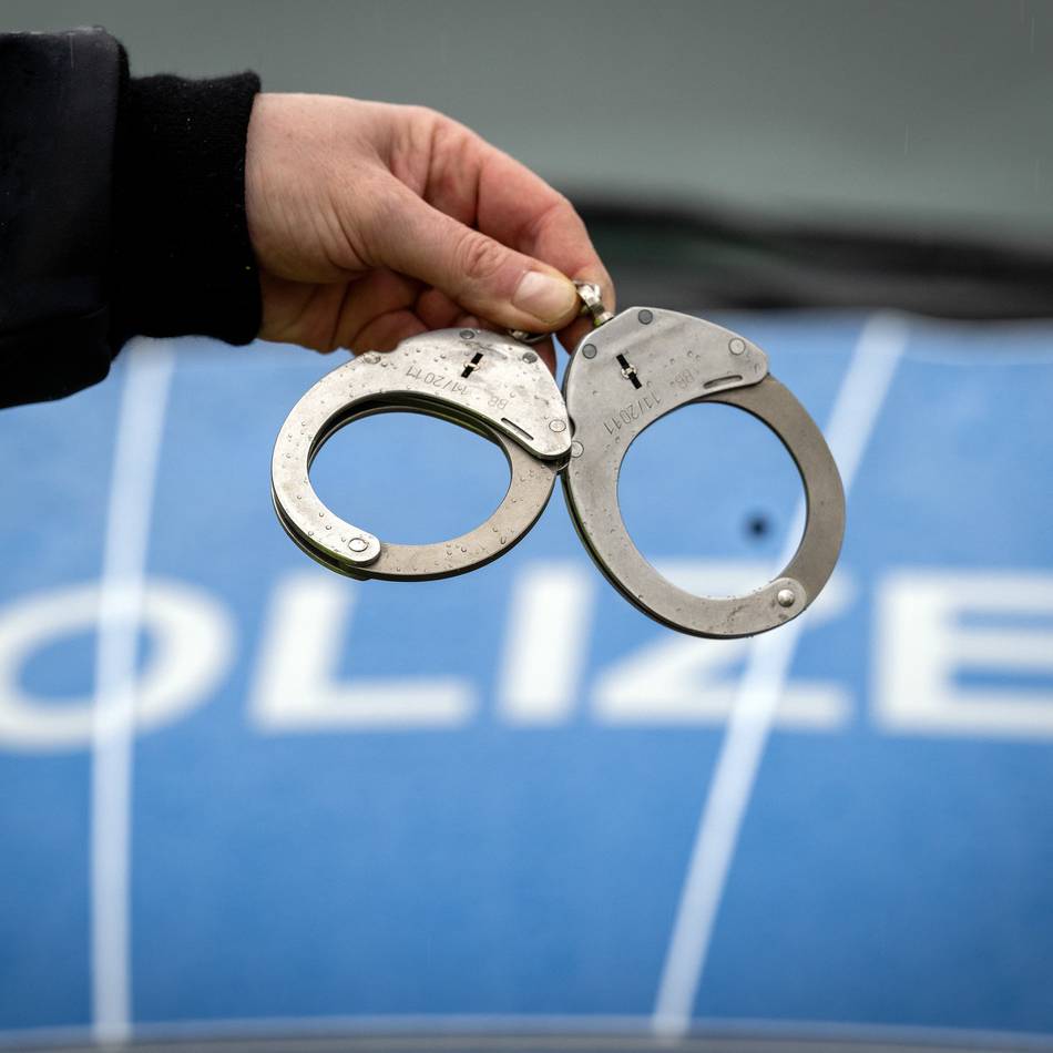 Täter flüchten mit Cupra: Unbekannte brechen in Supermarkt in Sonsbeck ein