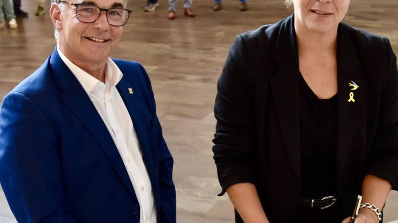 NRW-Wirtschaftsministerin zu Besuch: Mona Neubaur steht jetzt im Goldenen Buch