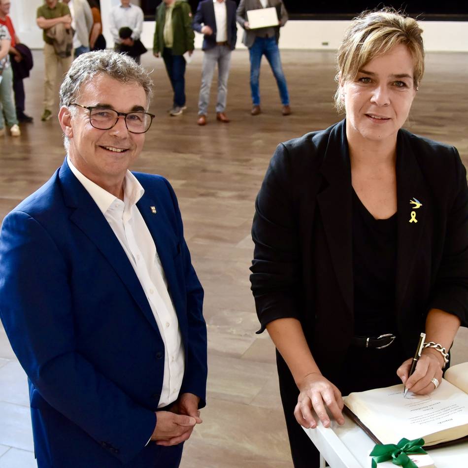 NRW-Wirtschaftsministerin zu Besuch: Mona Neubaur steht jetzt im Goldenen Buch