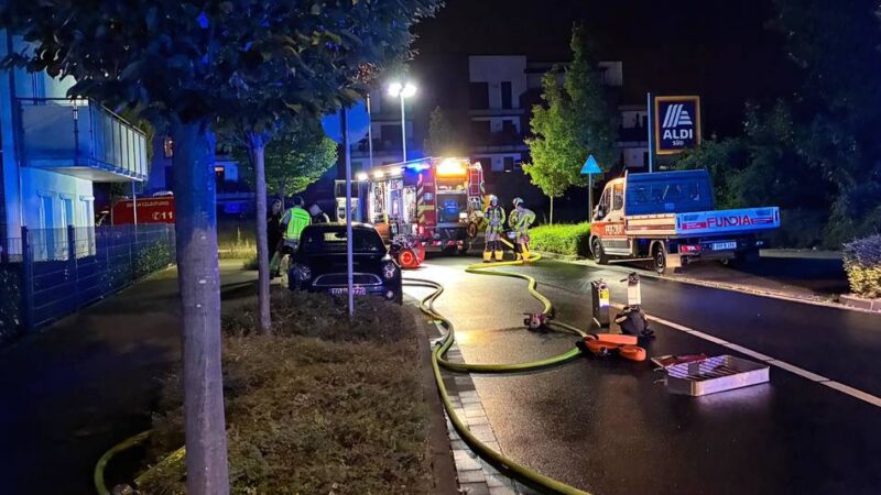 Zimmerbrand an Hundhausenstraße: Feuerwehr rettet Senioren vor Feuer in Altenheim