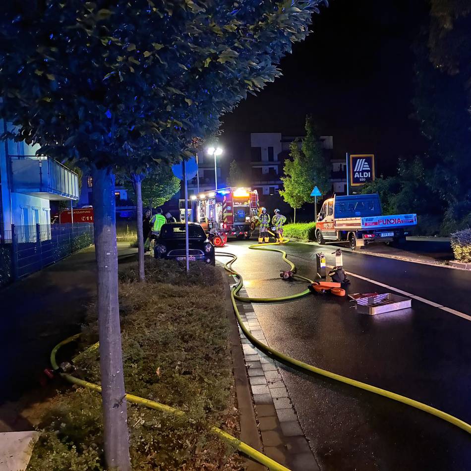 Zimmerbrand an Hundhausenstraße: Feuerwehr rettet Senioren vor Feuer in Altenheim