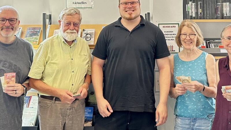 Schützenfest in Alpen: Junggesellenschützen spenden an Bücherei