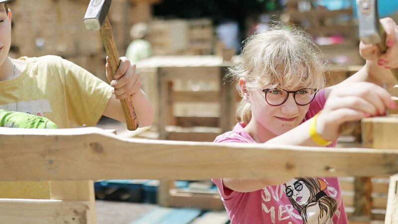 Große Ferien auf dem Bauspielplatz in Mettmann: Schau mal, wer da hämmert!