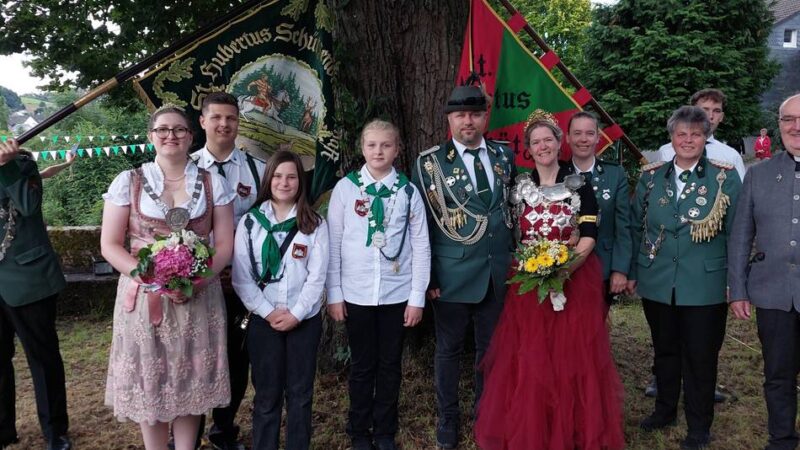 Schützenfest im Hückeswagener Nachbardorf: Jenny Weber führt die Hämmeraner Schützen als Königin an