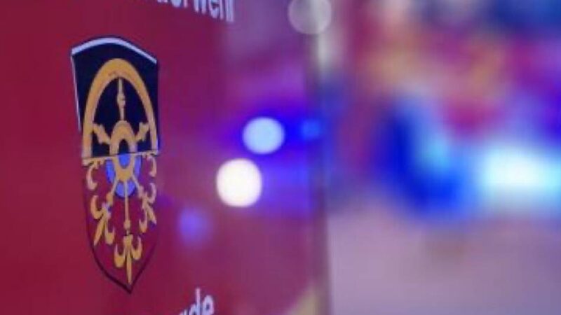 Unfall in Voerde-Möllen: Feuerwehr rettet eingeklemmte Person aus dem Auto