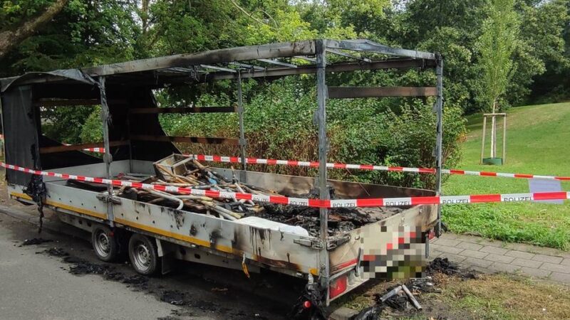Zeugen in Mönchengladbach gesucht: Unbekannter steckt geparkten Anhänger in Brand