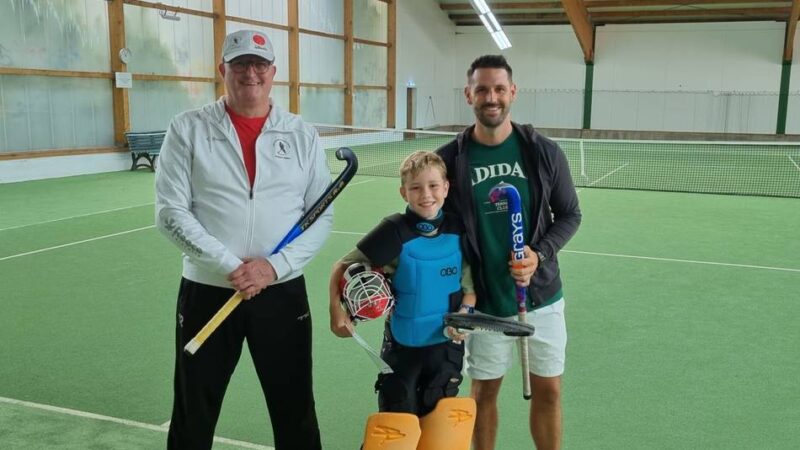„Fit am Ball“ in Rheinberg: Kinder lernten Hockeysport in der Tennishalle kennen