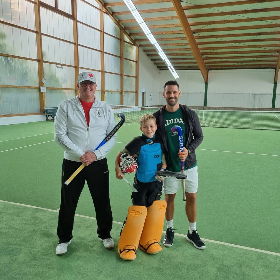 „Fit am Ball“ in Rheinberg: Kinder lernten Hockeysport in der Tennishalle kennen