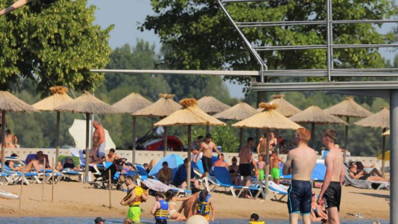 Hitzewelle in NRW: Abkühlung im Naturbad Xantener Südsee