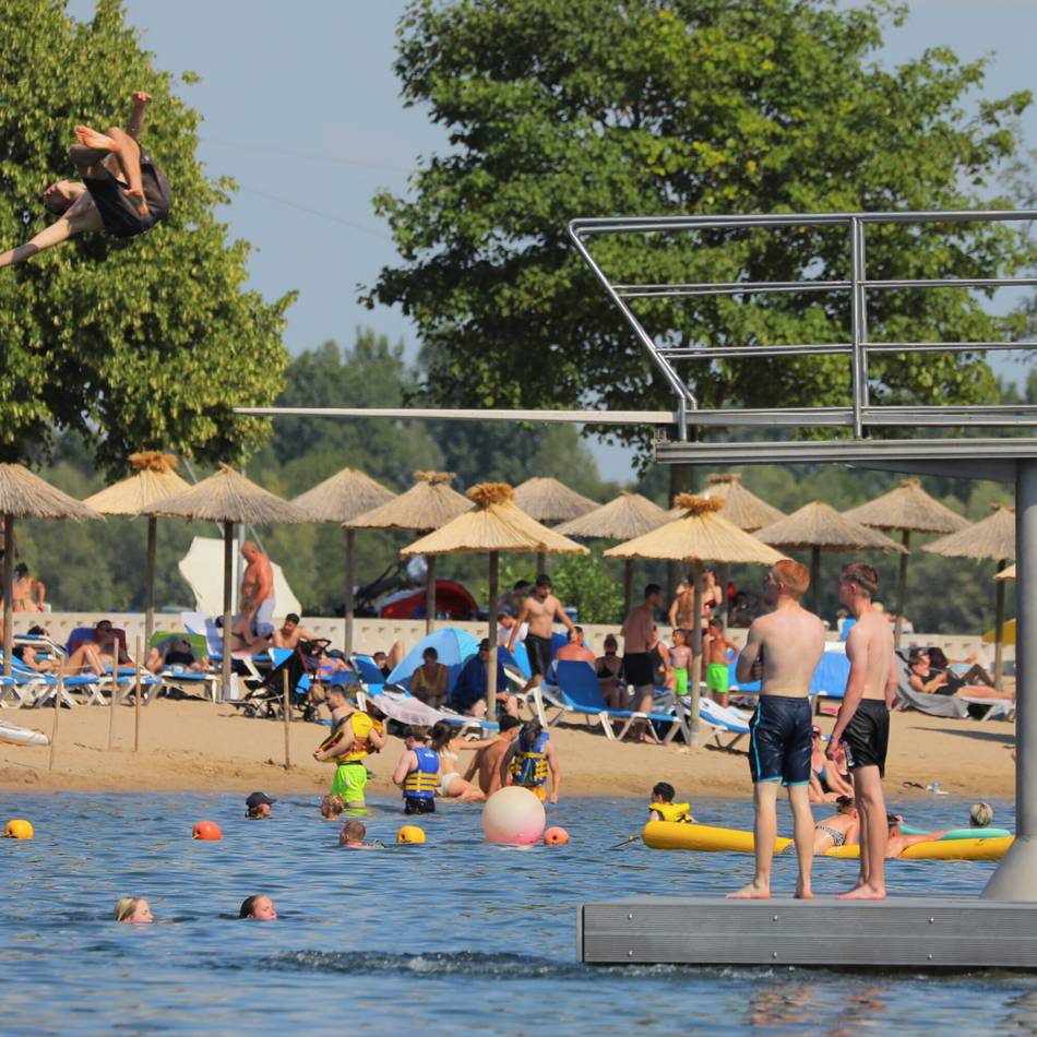 Hitzewelle in NRW: Abkühlung im Naturbad Xantener Südsee