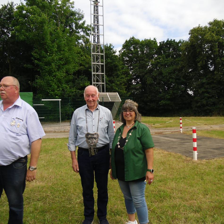 Schützenverein im Rheinberger Norden: Hans-Heinrich Leygraf ist mit dem ersten Schuss Millingens Kaiser