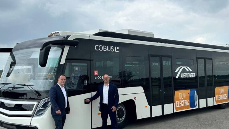 Nues Fahrzeug am Airport: Passagiere kommen jetzt in Weeze mit dem E-Bus zum Flugzeug