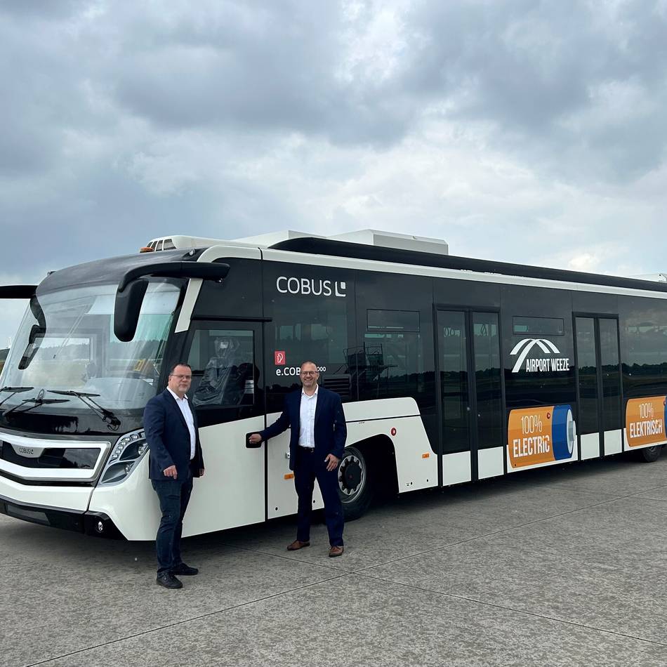Nues Fahrzeug am Airport: Passagiere kommen jetzt in Weeze mit dem E-Bus zum Flugzeug