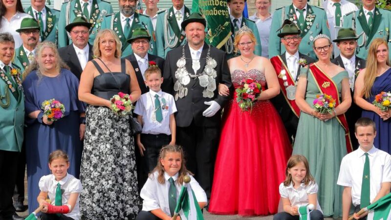 Krönungsball am Rheinberger Annaberg: St.-Anna-König Christian Brunner präsentiert sein Throngefolge