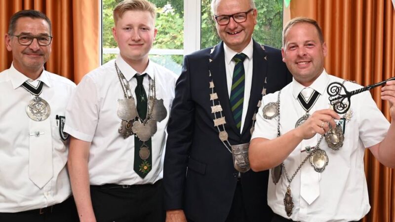 Schützenfest Hückeswagen: Schützenkönig und Prinz bekommen ihre Insignien überreicht