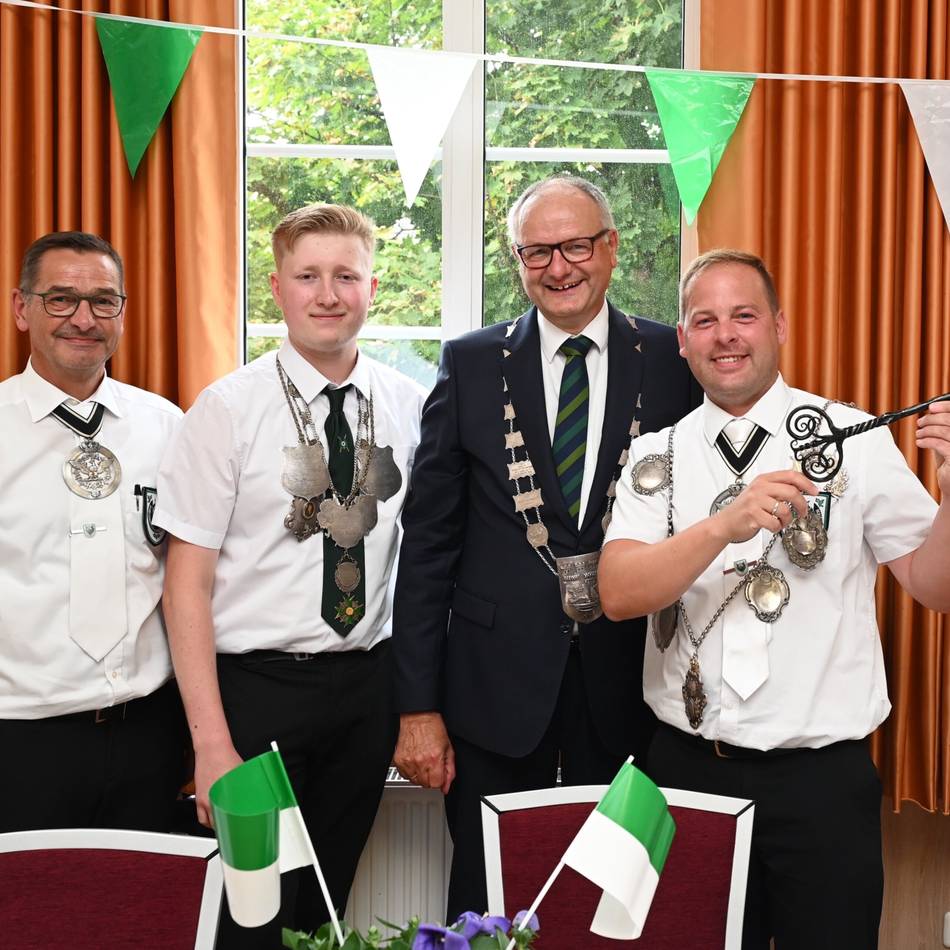 Schützenfest Hückeswagen: Schützenkönig und Prinz bekommen ihre Insignien überreicht