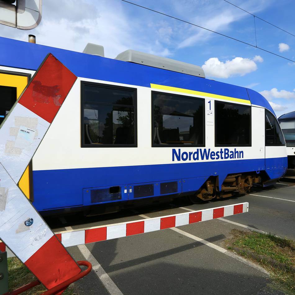 Bauarbeiten der Deutschen Bahn in Rheinberg: Bahnübergang am Bahnhof wird nachts gesperrt