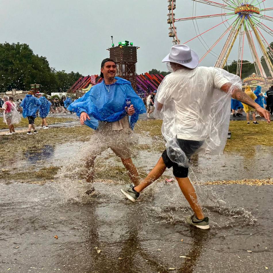 Unwetter auf dem Festival: Plötzlich heftige Regenschauer über Parookaville