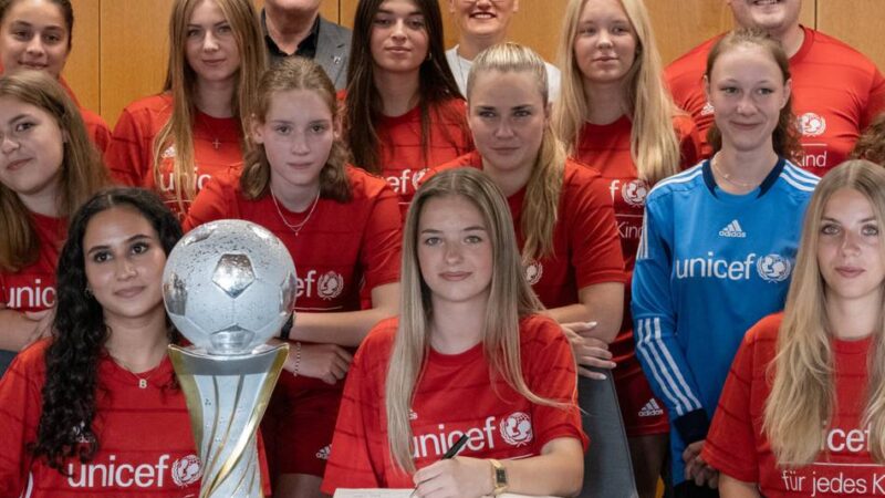 Nach Sensationserfolg: Bürgermeister ehrt U19-Juniorinnen des FC St. Hubert
