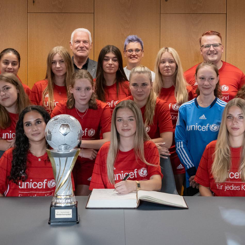 Nach Sensationserfolg: Bürgermeister ehrt U19-Juniorinnen des FC St. Hubert