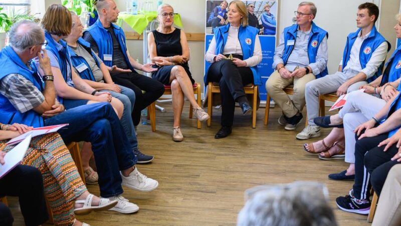Bas übernimmt Schirmherrschaft der Bahnhofsmission: „Manchmal müssen wir mit ansehen, wie die Leute auf der Straße verwahrlosen“