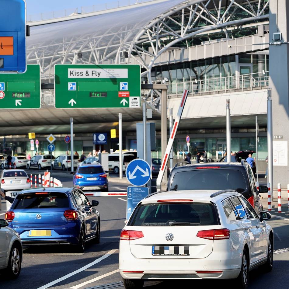 Neuerung in Düsseldorf: „Kiss & Fly“ am Flughafen jetzt gratis und ohne Ticket möglich