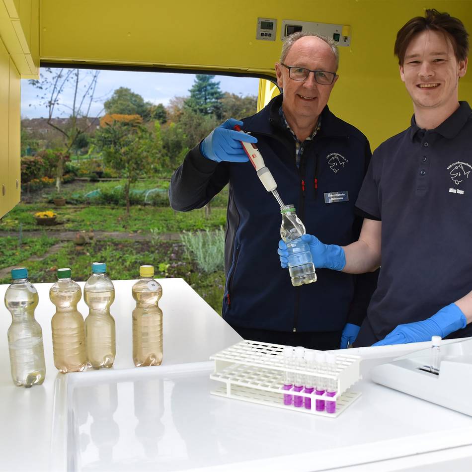 Labormobil auf dem Markt: VSR-Gewässerschutz untersucht Brunnenwasser in Geldern