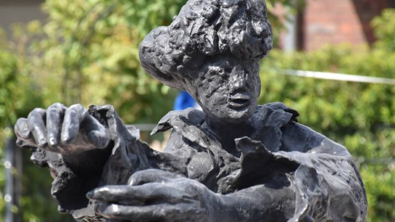 Neues Kunstwerk in Baumberg enthüllt: „L’Appel“ verbindet Monheim mit Bourg-la-Reine