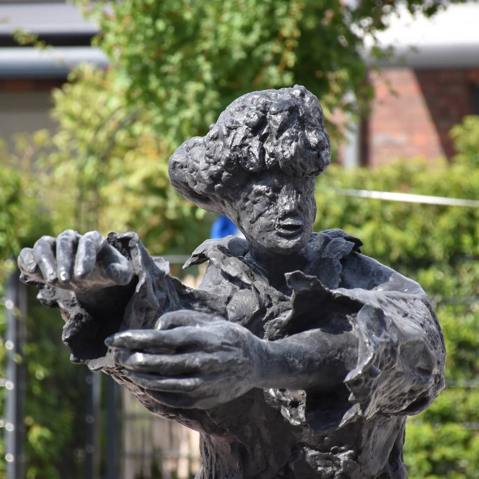 Neues Kunstwerk in Baumberg enthüllt: „L’Appel“ verbindet Monheim mit Bourg-la-Reine