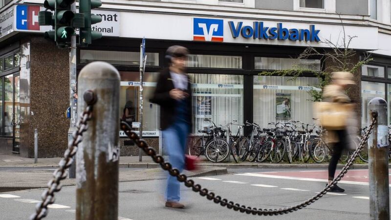 7000 Kunden betroffen: Volksbank Düsseldorf Neuss schließt fast jede vierte Filiale – „Wir müssen Kosten sparen“