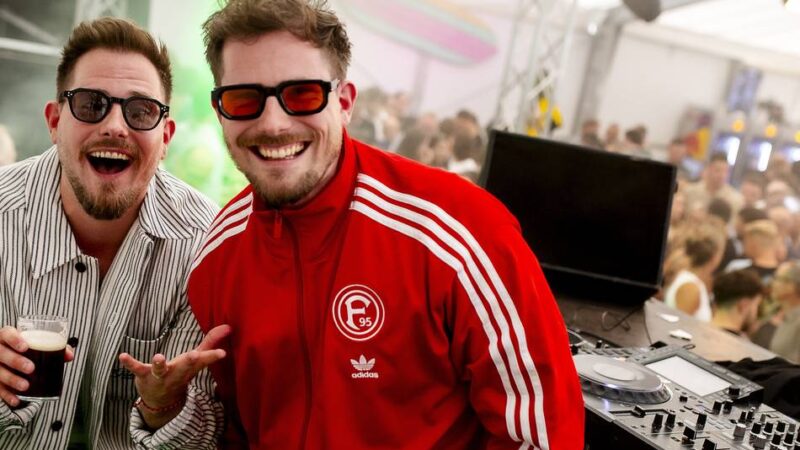 „Können uns das als Tradition vorstellen“: So haben die Wolter-Zwillinge im Partyzelt auf der Rheinkirmes gefeiert