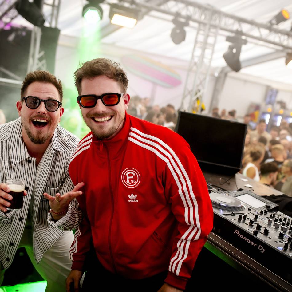 „Können uns das als Tradition vorstellen“: So haben die Wolter-Zwillinge im Partyzelt auf der Rheinkirmes gefeiert